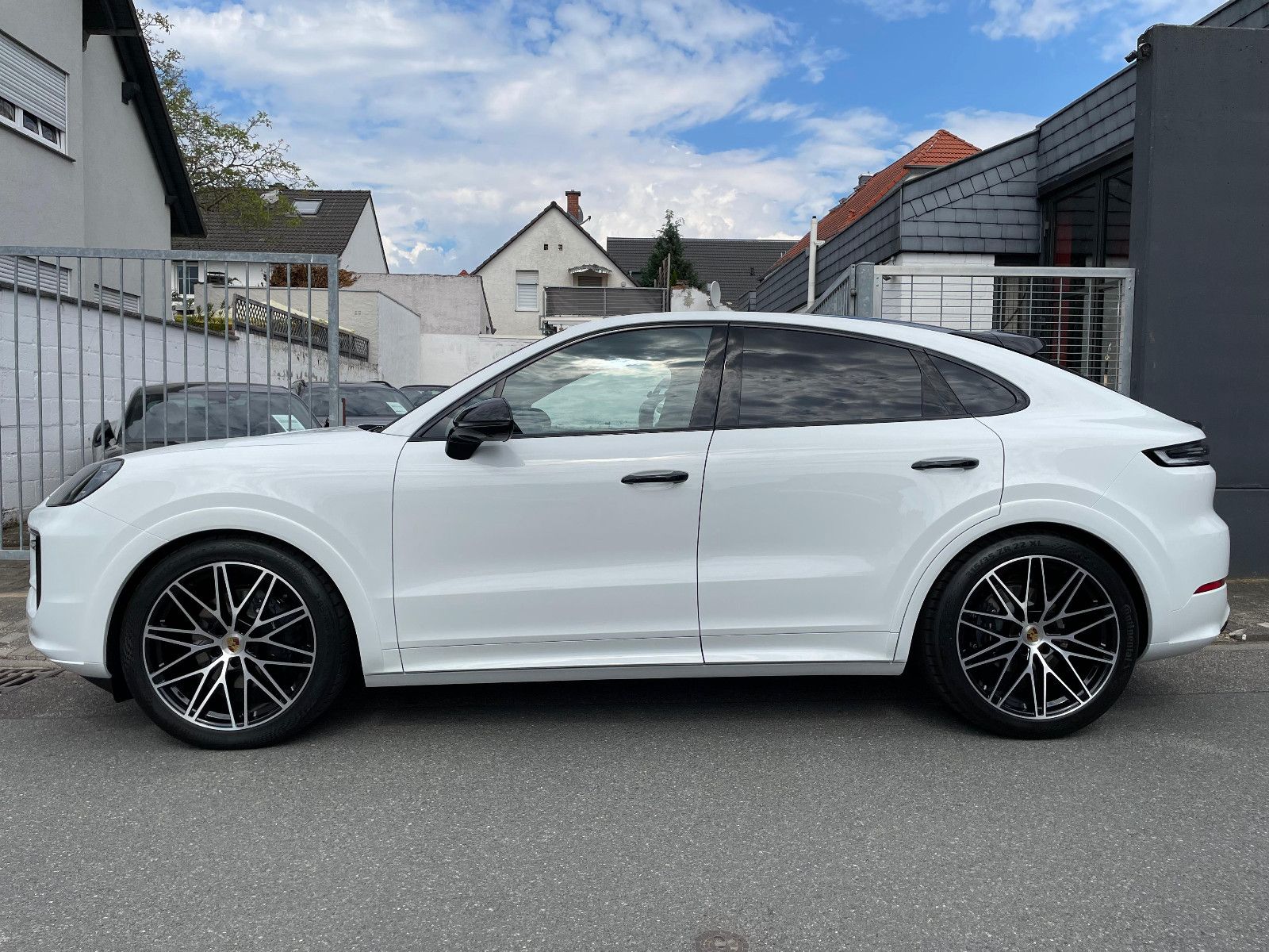 Fahrzeugabbildung Porsche Cayenne E-Hybrid Coupé |ACC|360°|SportDesign|22"