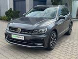 Volkswagen Tiguan 2.0 TSI 4Motion R-Line - Volkswagen Tiguan mit Benzin-Antrieb: mit Navigationssystem, Geländewagen, mit Klimaanlage