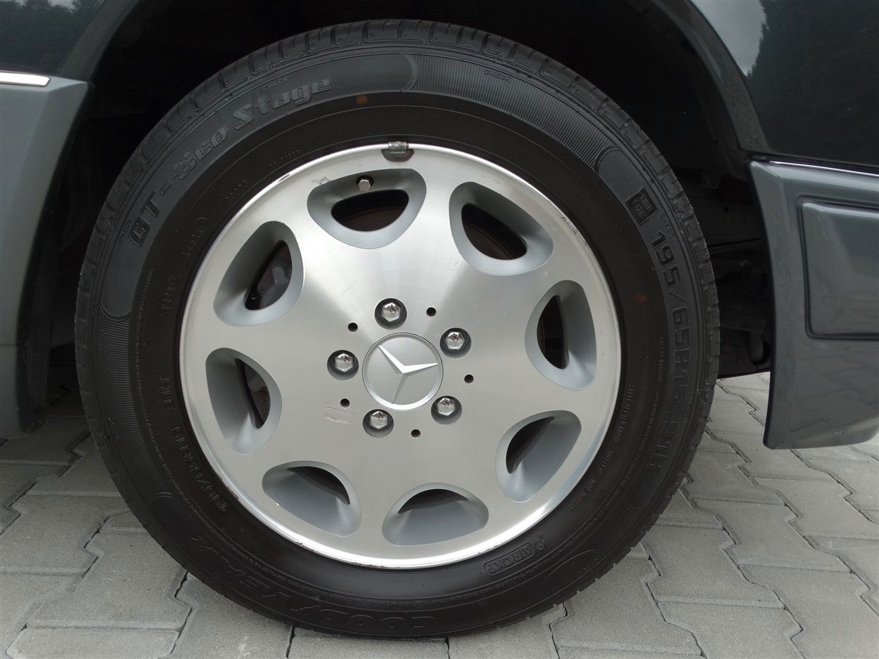 Fahrzeugabbildung Mercedes-Benz E 320 Kombi/Ausnahmezustand/7 Sitze/Klima