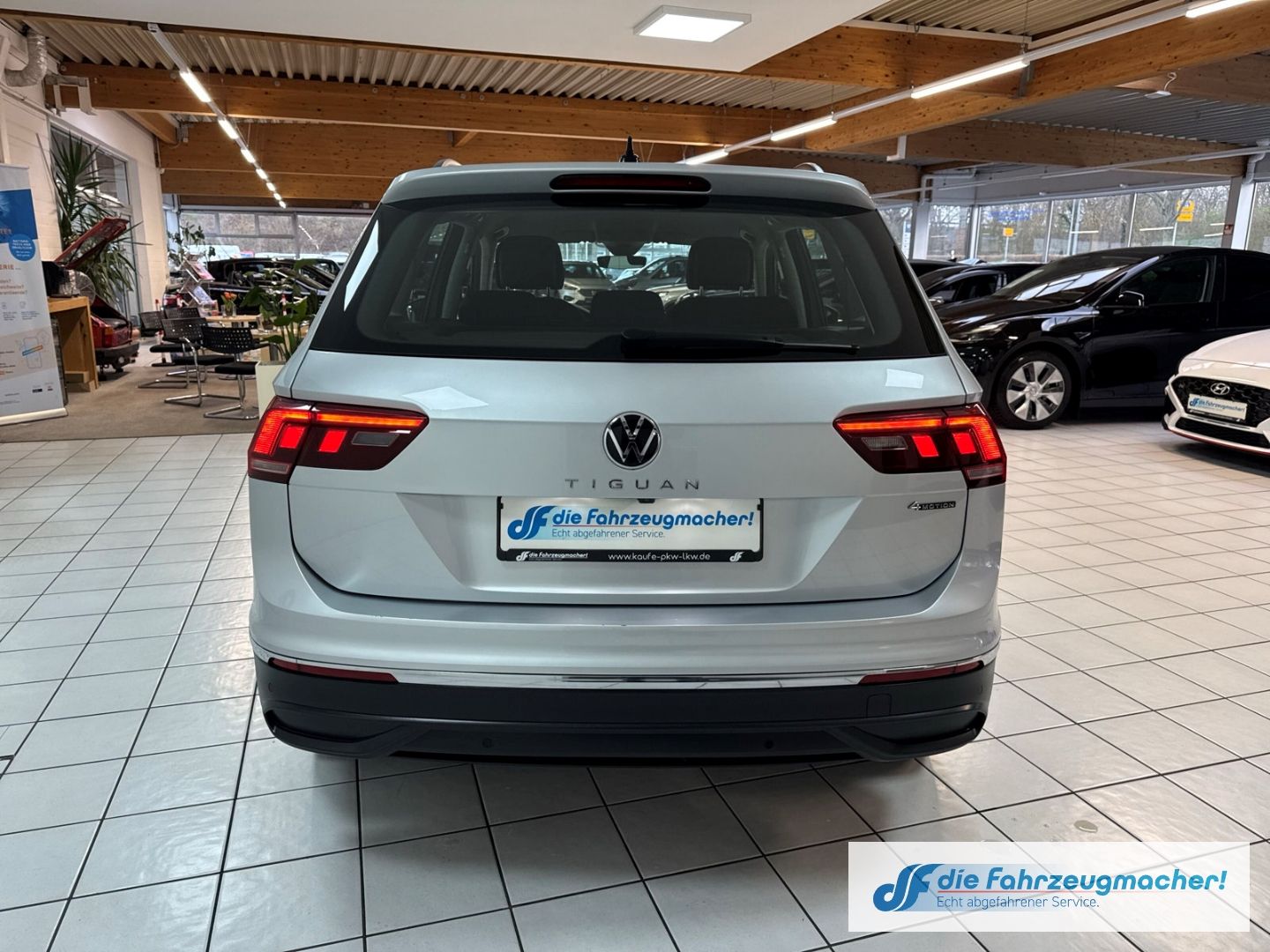 Fahrzeugabbildung Volkswagen Tiguan Life 4Motion StandHZG AHK-klappbar Navi L