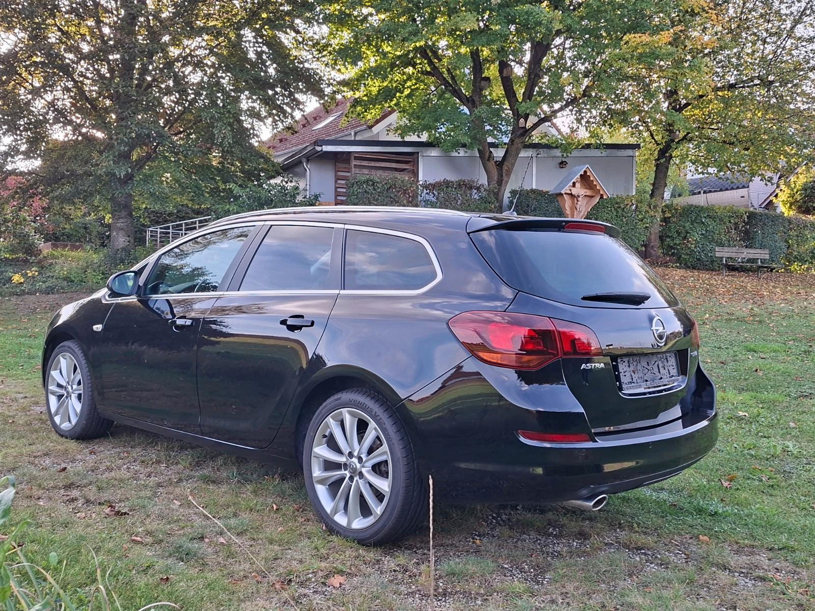 Opel Astra 2011 — вигляд ззаду