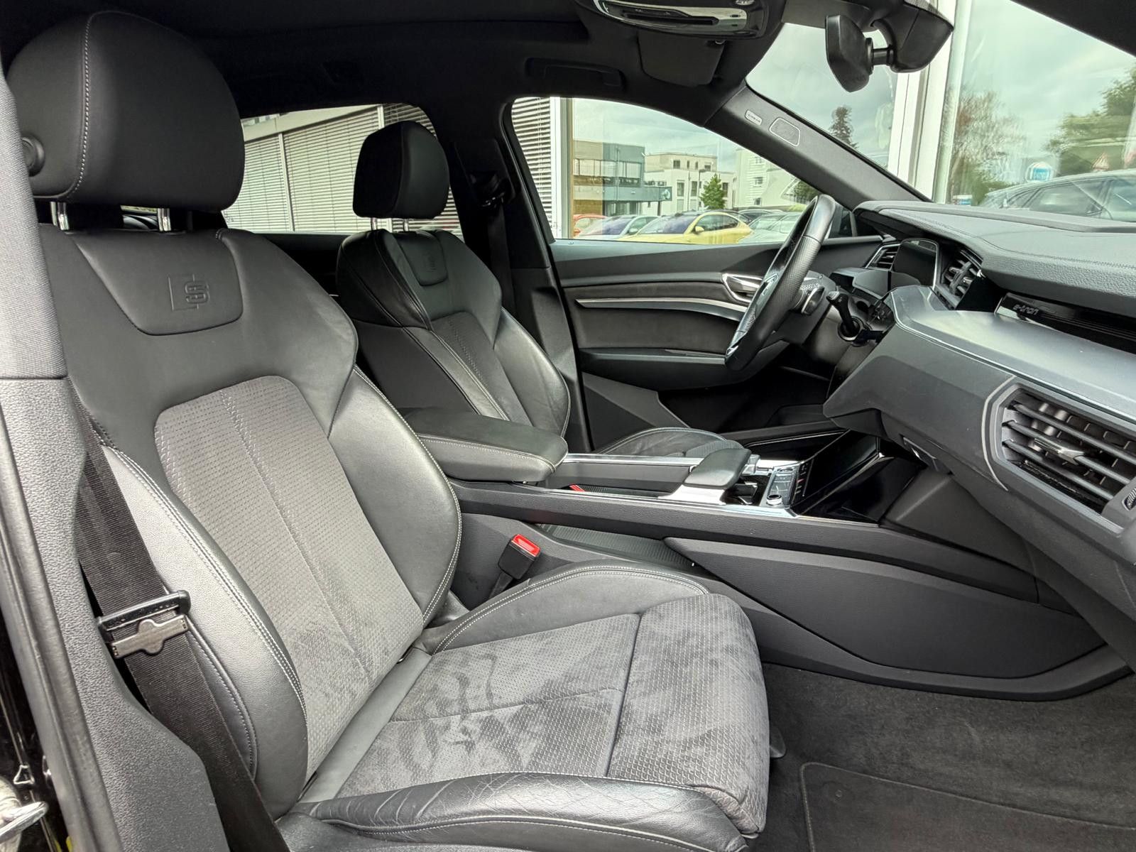 Fahrzeugabbildung Audi e-tron 55 QUAT 2X S LINE BLACK EDIT LUFT+360+AHK