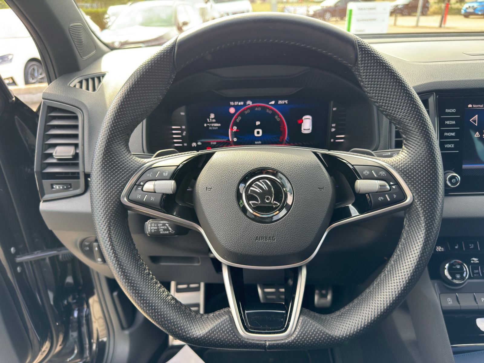 Fahrzeugabbildung SKODA Karoq Sportline 1.5TSI DSG*RFK*SideAss*AHK*eHeck