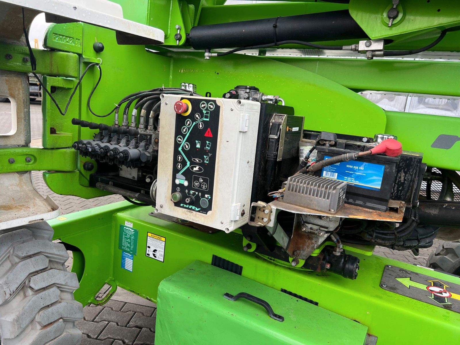 Fahrzeugabbildung Niftylift HR17 Hybrid 4X4 / 1.417h / 17m Arbeithöhe