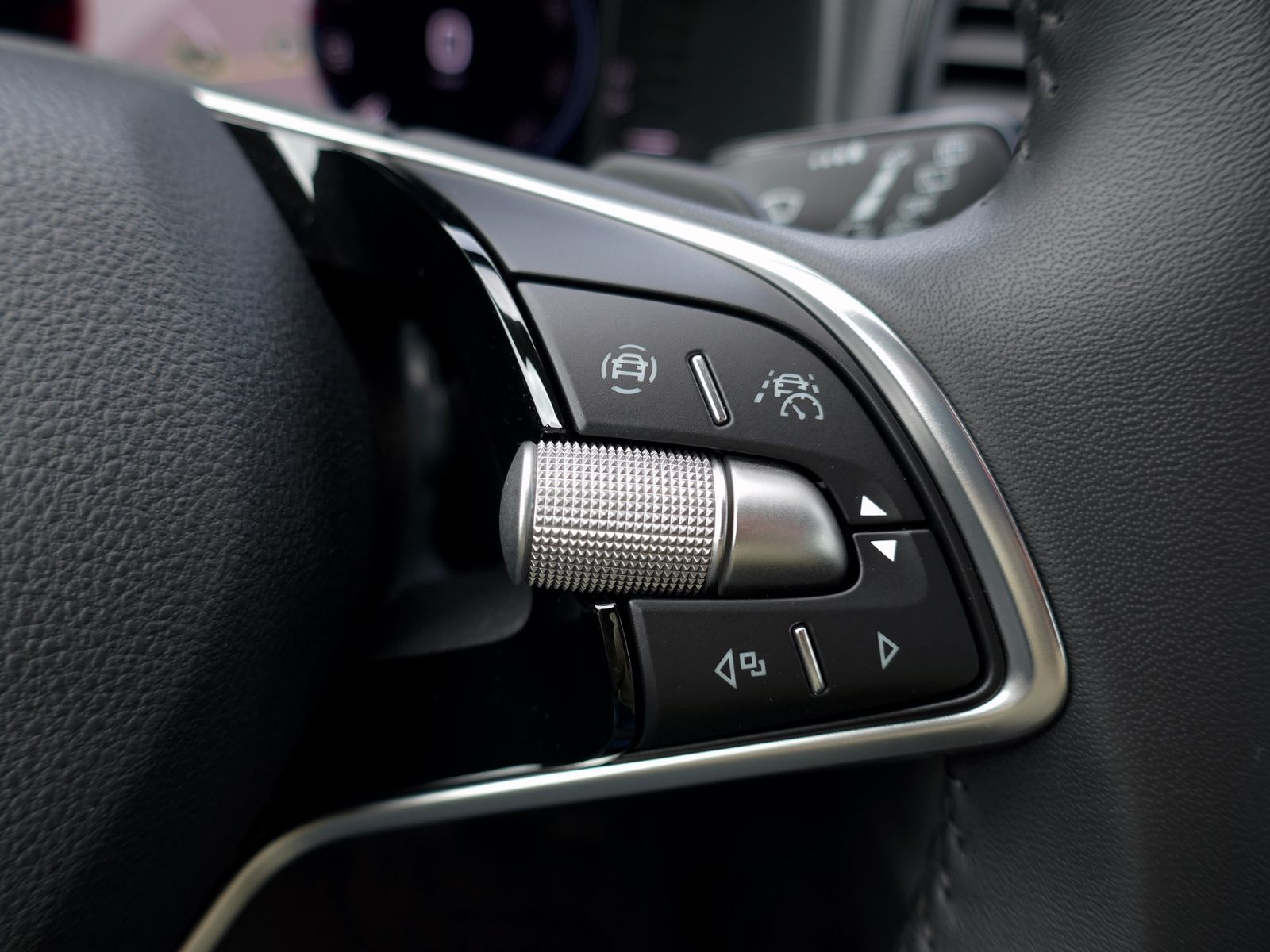 Fahrzeugabbildung SKODA Karoq Tour 4x4 2.0 TDI | LED AHK RFK ACC