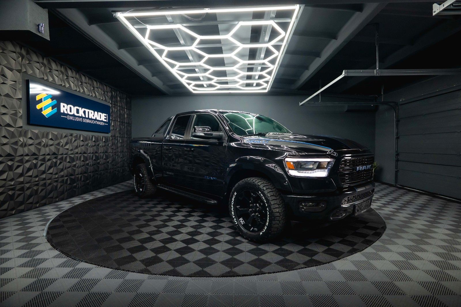 Fahrzeugabbildung Dodge RAM 5.7 V8 HEMI 4x4 OFFROAD Night-Paket LONGBED