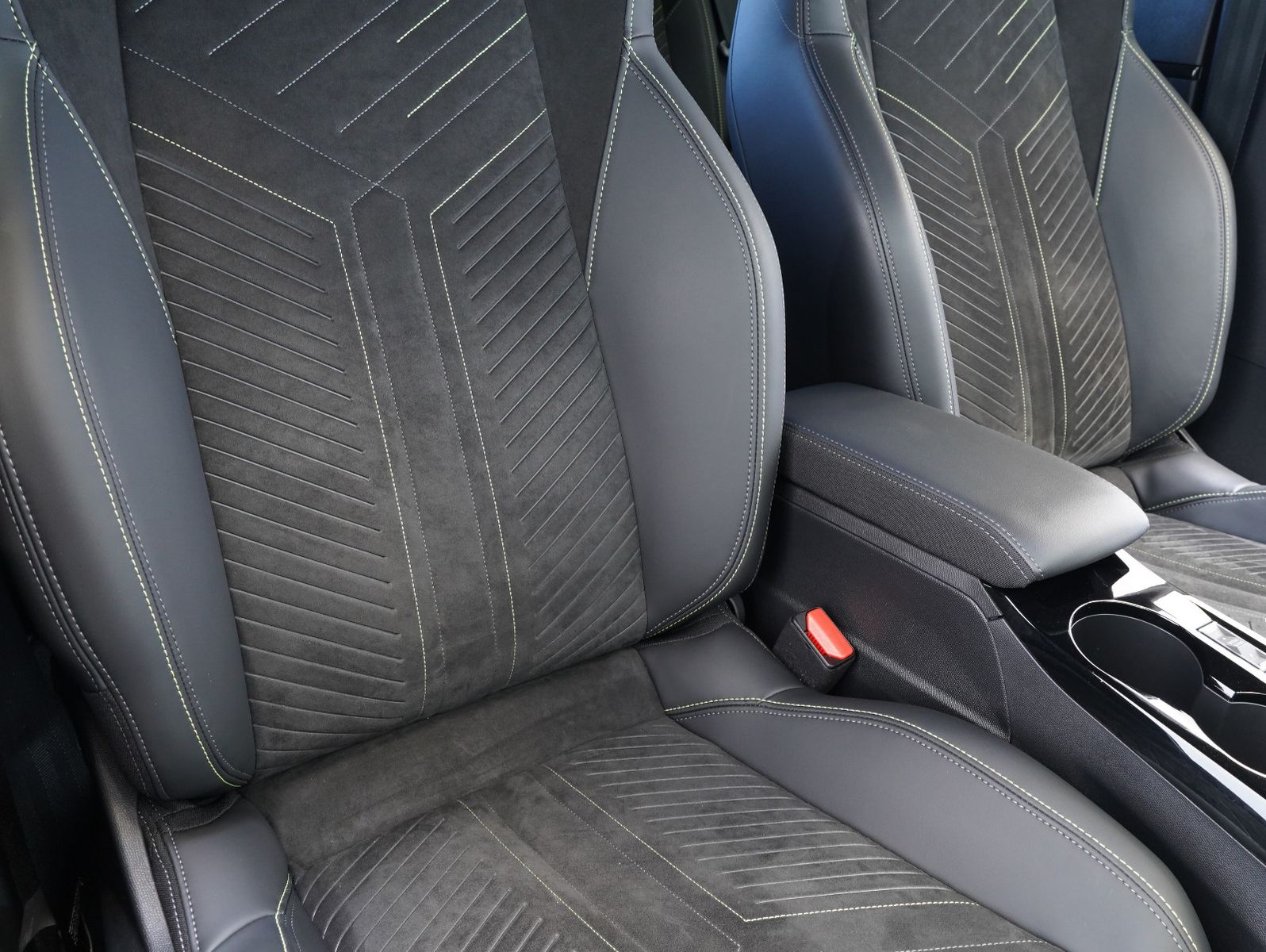 Fahrzeugabbildung Peugeot e-208 GT LED/NAVI/CARPLAY/DAB/11KW/SOH