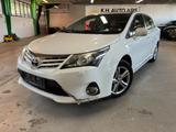 Toyota Avensis Kombi Life - weiße Toyota Avensis