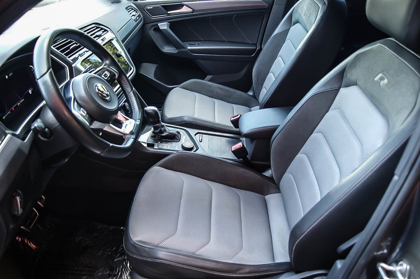 Fahrzeugabbildung Volkswagen Tiguan 20TDI 4Motion R-LINE BLACK STHZG LED ANHZ