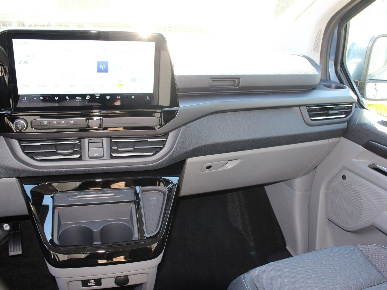 Fahrzeugabbildung Ford Tourneo Custom 320 L1 Tourneo Titanium FWD
