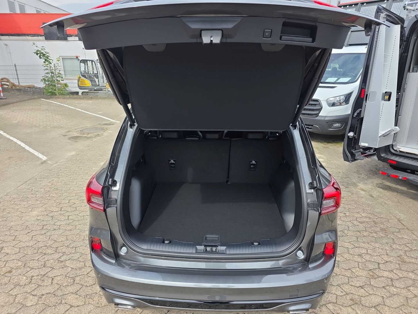 Fahrzeugabbildung Ford Kuga Hybrid Allrad ST-Line X 2100 Kg Anhängelast