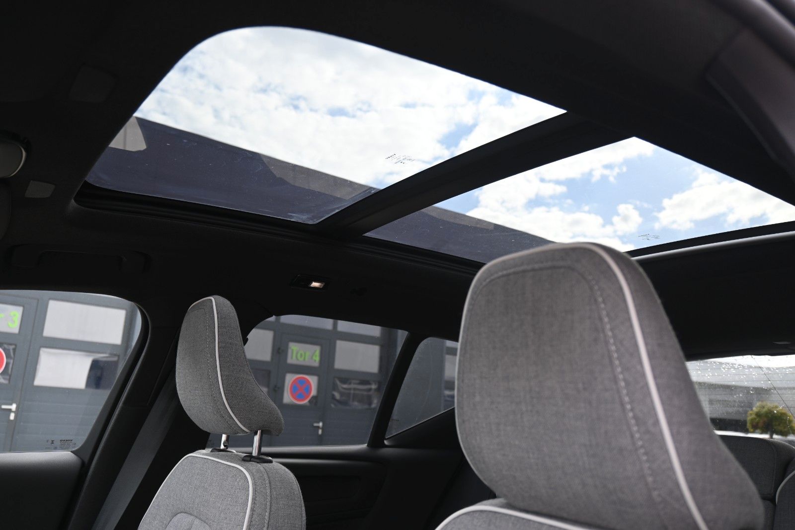 Fahrzeugabbildung Volvo XC40 BEV Ultimate Extend.Range*PANO*RW 565KM*