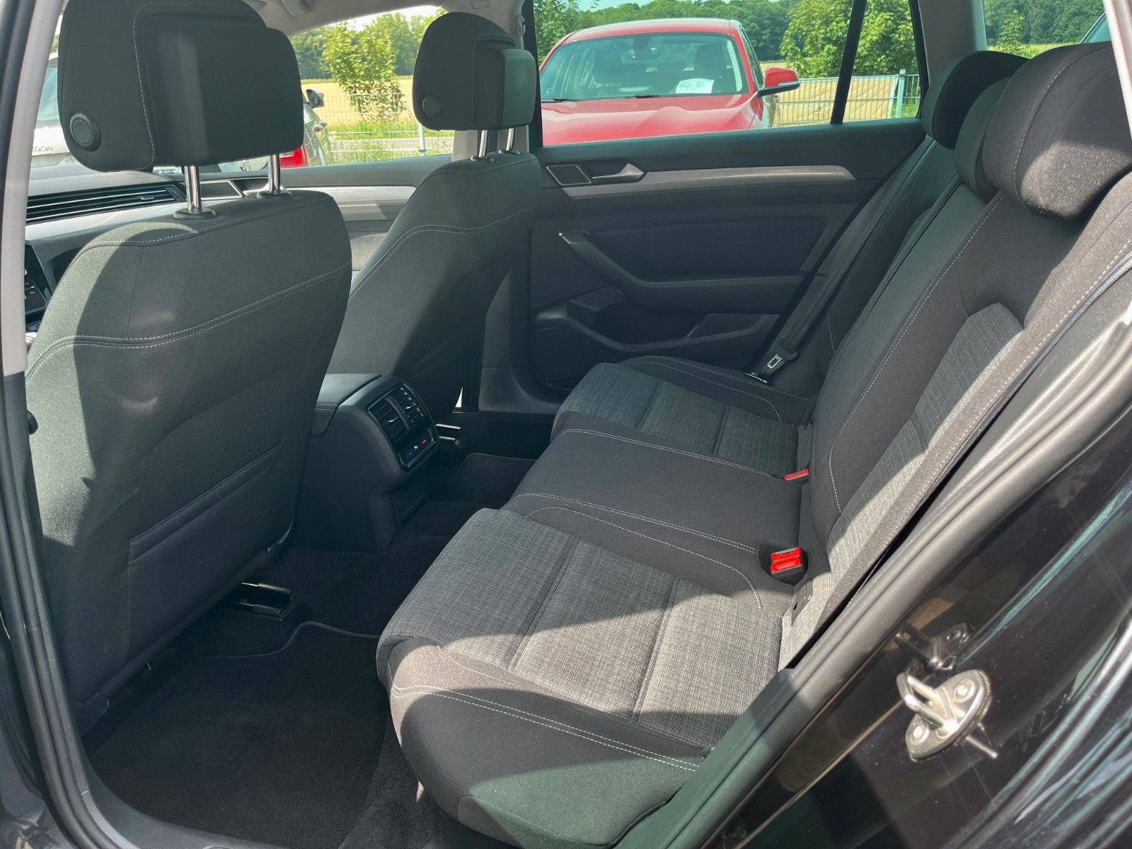 Fahrzeugabbildung Volkswagen Passat Variant 2.0 TDI Aut. Business Navi AHK AC