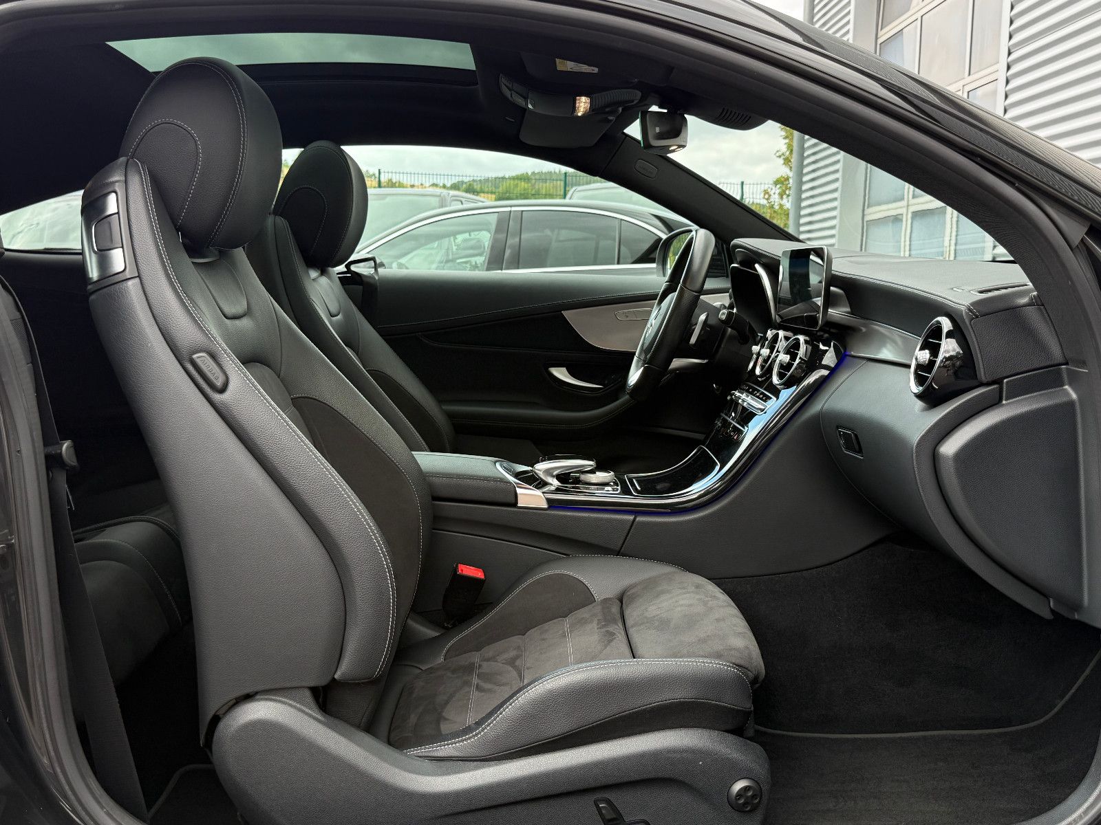 Fahrzeugabbildung Mercedes-Benz C 220d Coupe AMG Burmester Pano Night-Paket 360°