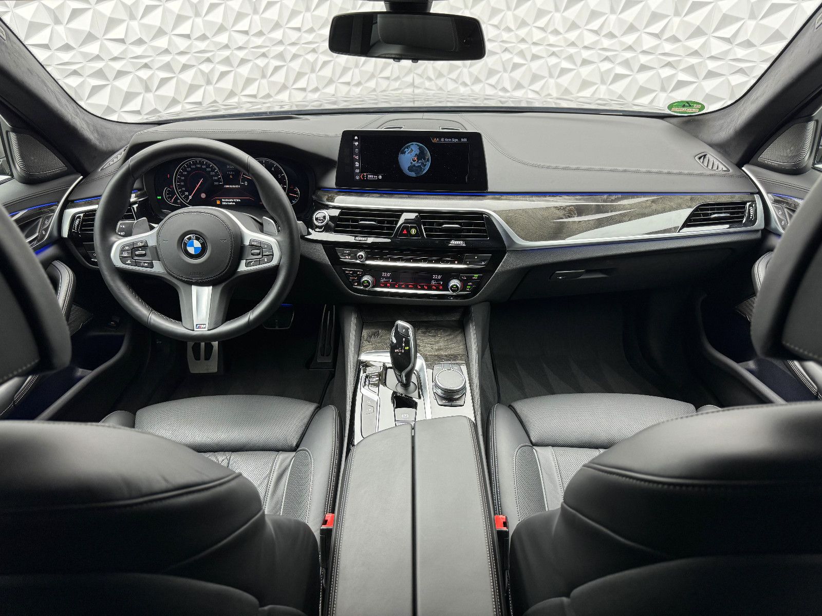 Fahrzeugabbildung BMW M550i XDR/ACC/KEY/SHZ/HUD/H&K/360°/DEUTSCHES-FZG