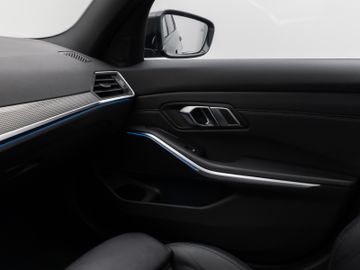 Fahrzeugabbildung BMW 330e M Sport Panorama Kamera HUD DAB HiFi Komfor