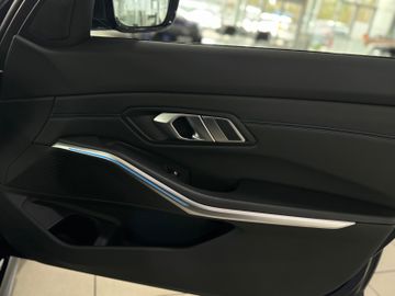 Fahrzeugabbildung BMW 330e xD M Sport Panorama Kamera HUD HiFi AHK 19"