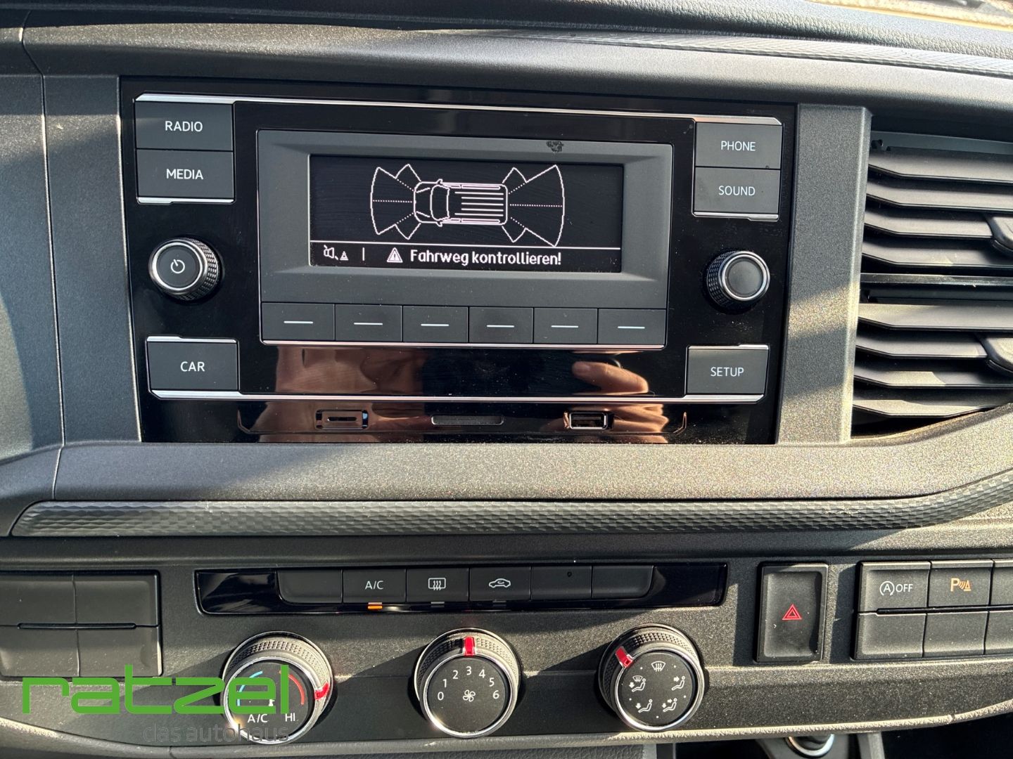 Fahrzeugabbildung Volkswagen T6.1 Kombi 2.0 TDI 9-Sitzer DAB Notbremsass. PDC