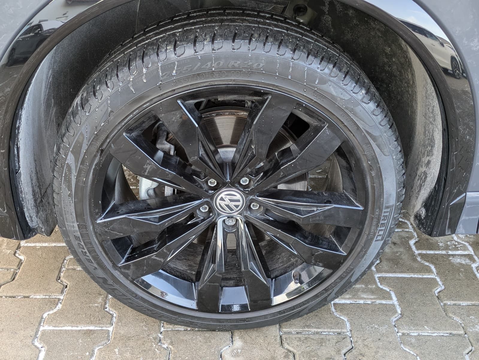 Fahrzeugabbildung Volkswagen Tiguan 2.0 TDI R-Line 4M Pano*Black*Matrix*AHK