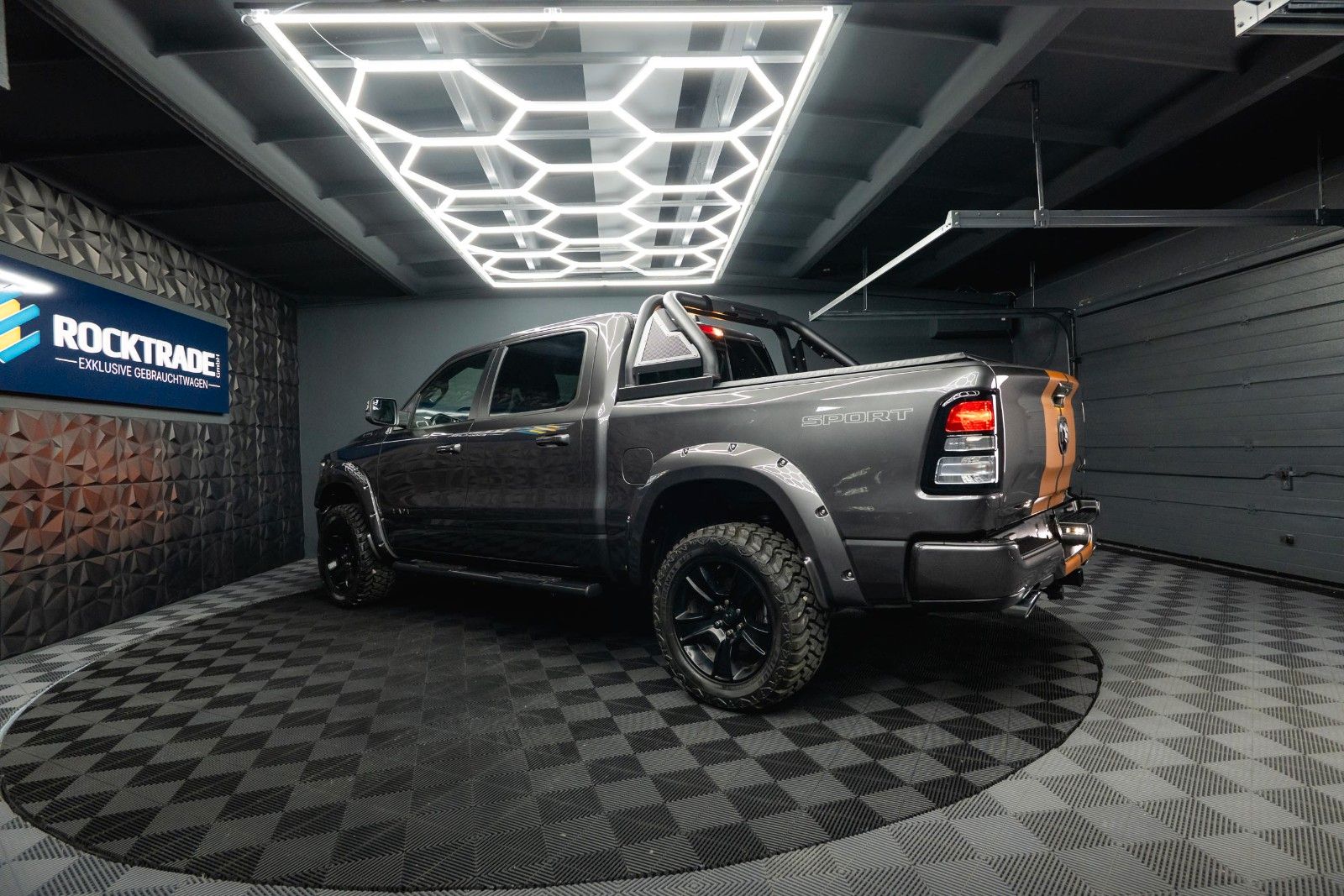 Fahrzeugabbildung Dodge RAM 5.7 V8 HEMI 4x4 OFFROAD Night-Paket *LED*19%