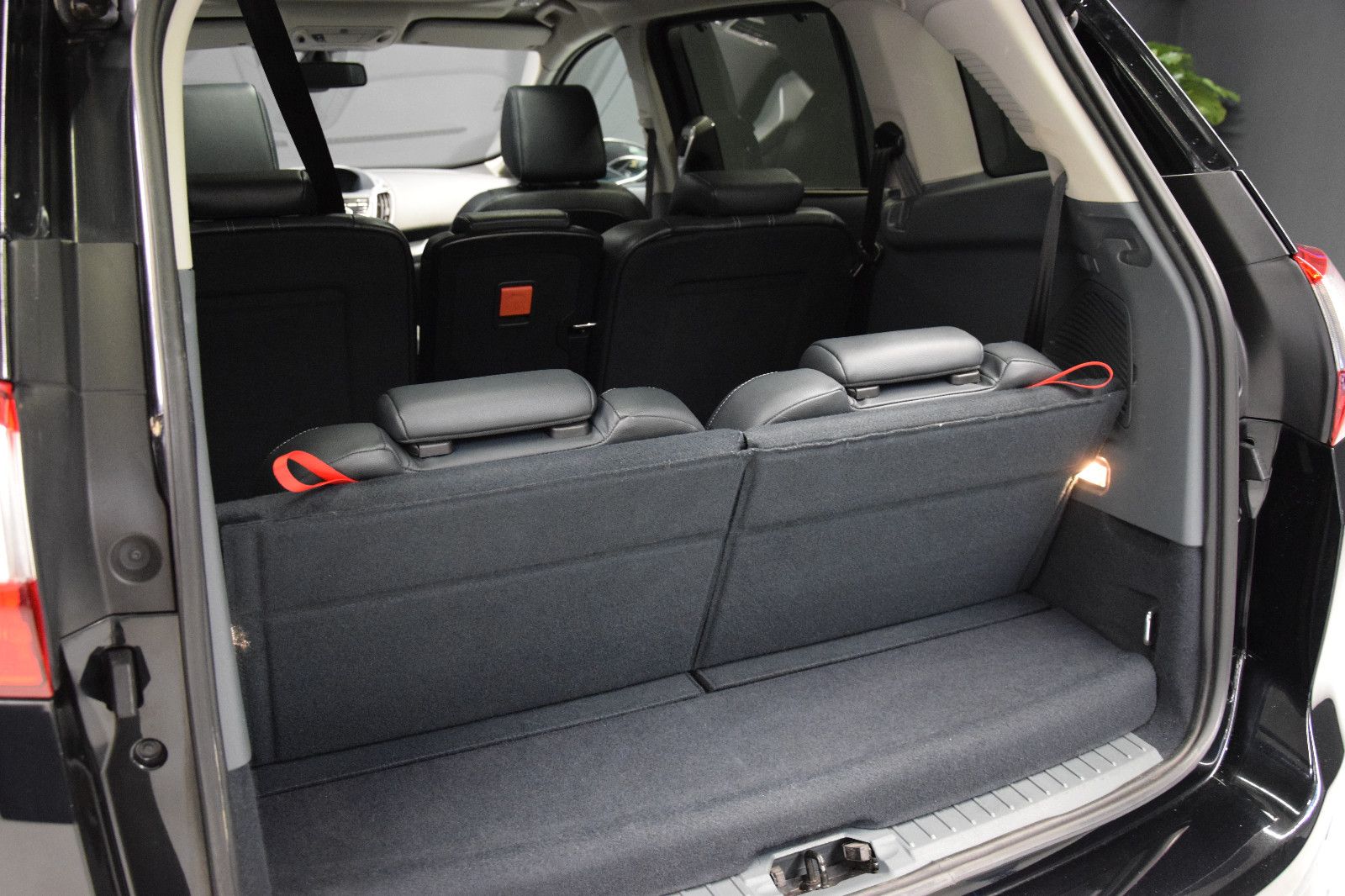 Fahrzeugabbildung Ford Grand C-MAX Titanium 7 Sitze Navi Leder Luxus