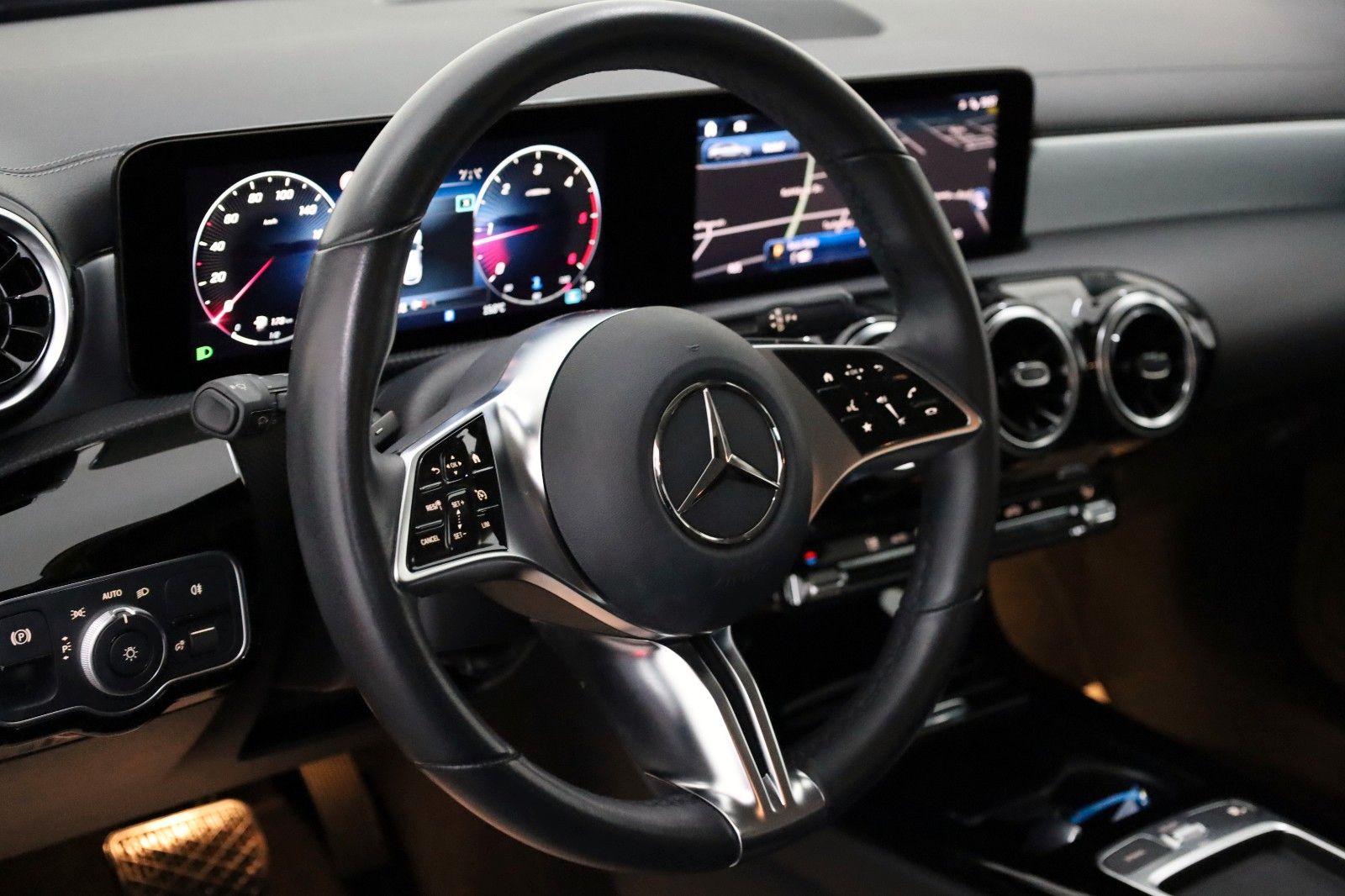 Fahrzeugabbildung Mercedes-Benz CLA 200d SB, T.Leder,Navi,Night-Paket,LED,SH +WR