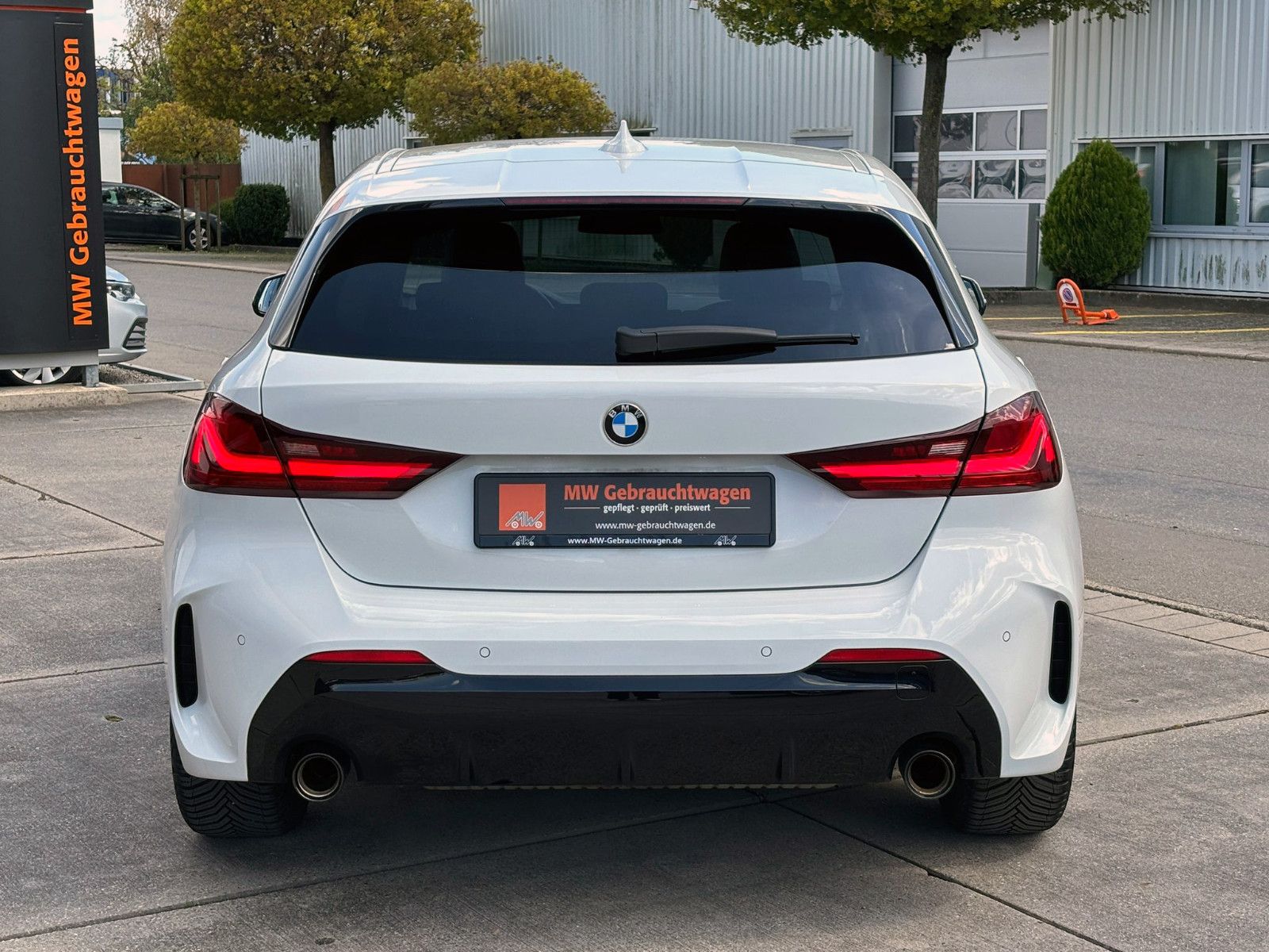 Fahrzeugabbildung BMW 120i M-Sport Steptronic LED TEMP PDC SHZ NAV BT