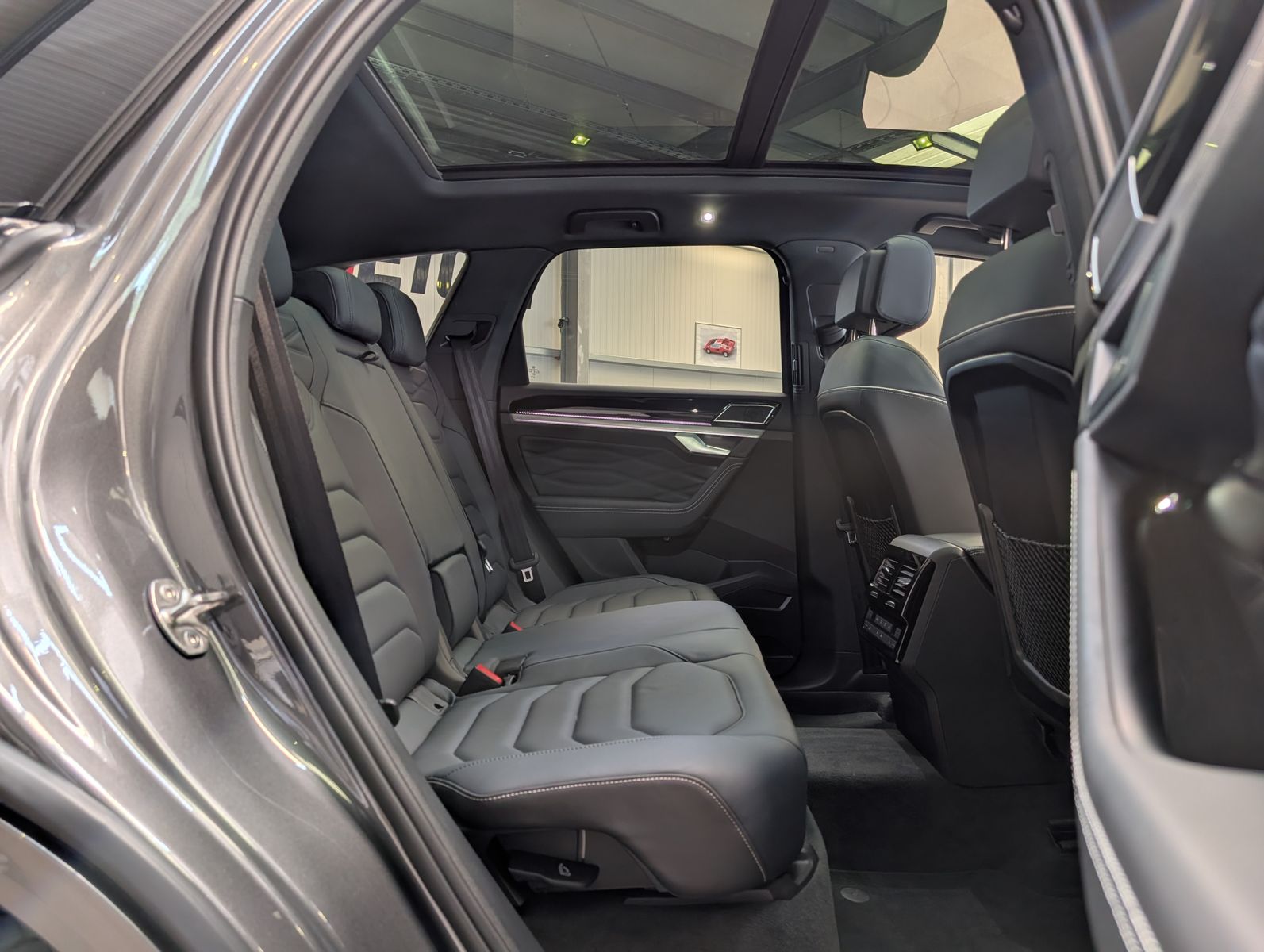 Fahrzeugabbildung Volkswagen Touareg 3.0TDI 4M R-Line VOLL Black 22" UPE 114T