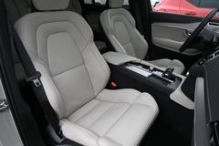 Fahrzeugabbildung Volvo XC90 B5 AWD* R-Design*STHZ*360°LUFT*B&W*22Zoll