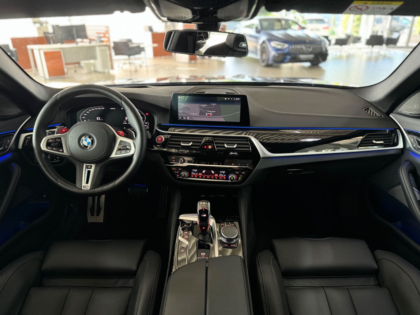 Fahrzeugabbildung BMW M5 xD Kamera H/K HUD DAB SoftCl DisplayKey ACC