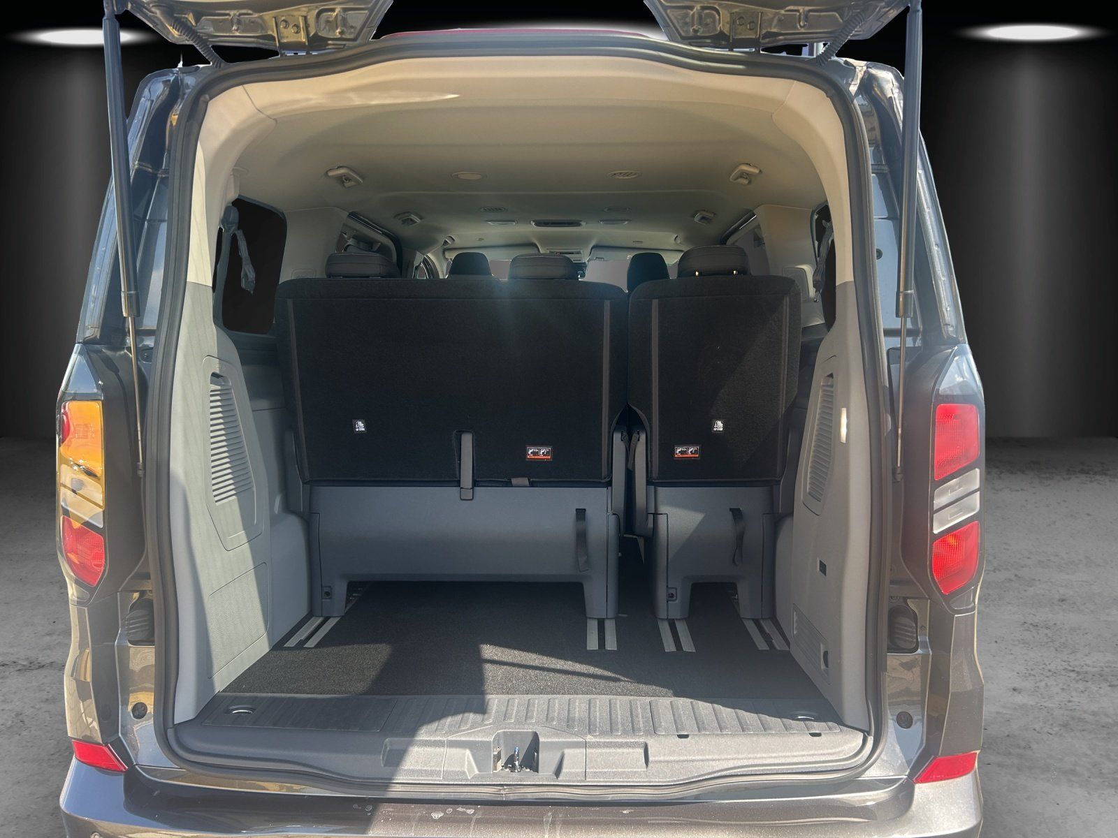 Fahrzeugabbildung Ford Tourneo Custom Autom. L2 AHK 3 Zo. Klima. Tech.5