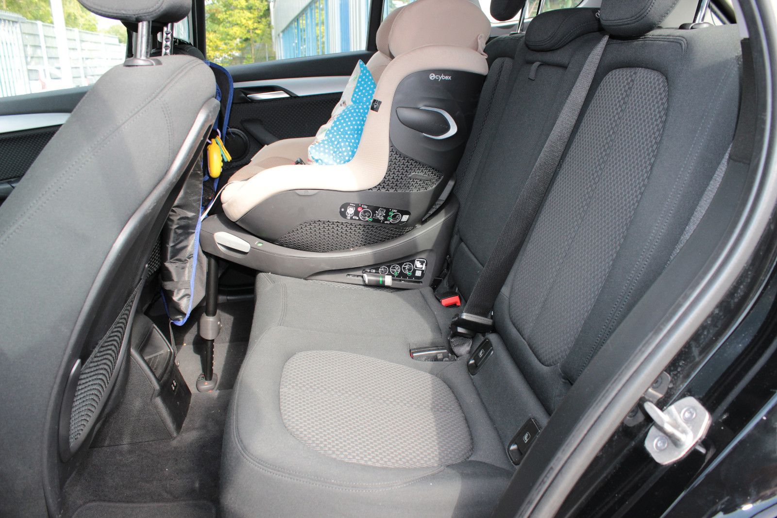 Fahrzeugabbildung BMW X1 sDrive 18 i
