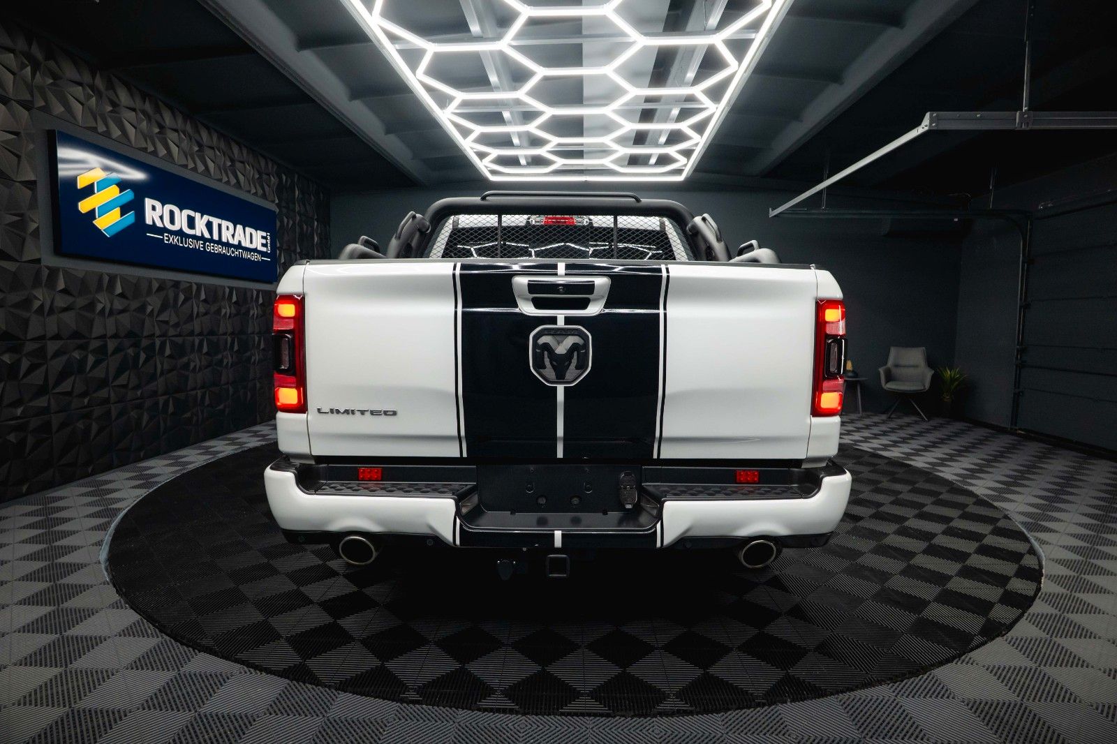 Fahrzeugabbildung Dodge RAM 5.7 V8 HEMI LIMITED Offroad Night-Paket *LED