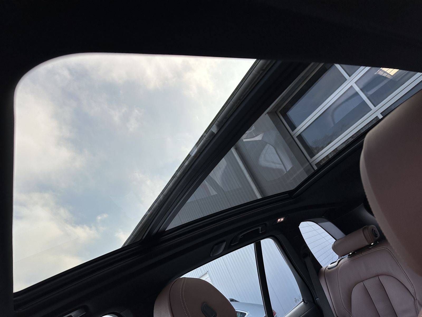 Fahrzeugabbildung BMW X5 M50i NAV+LASER+AHK+HEAD-UP+PANO+360°+ACC+21ZO