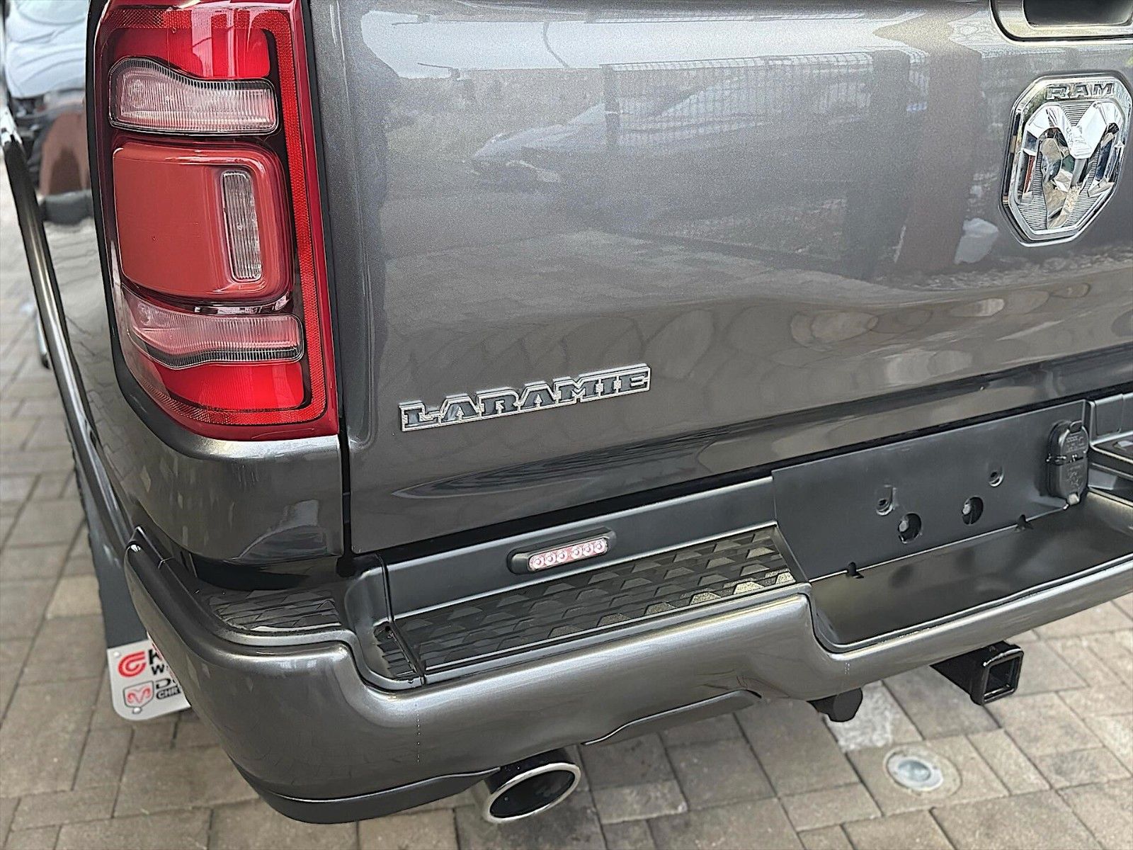 Fahrzeugabbildung Dodge RAM 5.7 V8 HEMI CrewCab NightEdition LARAMIE 4x4