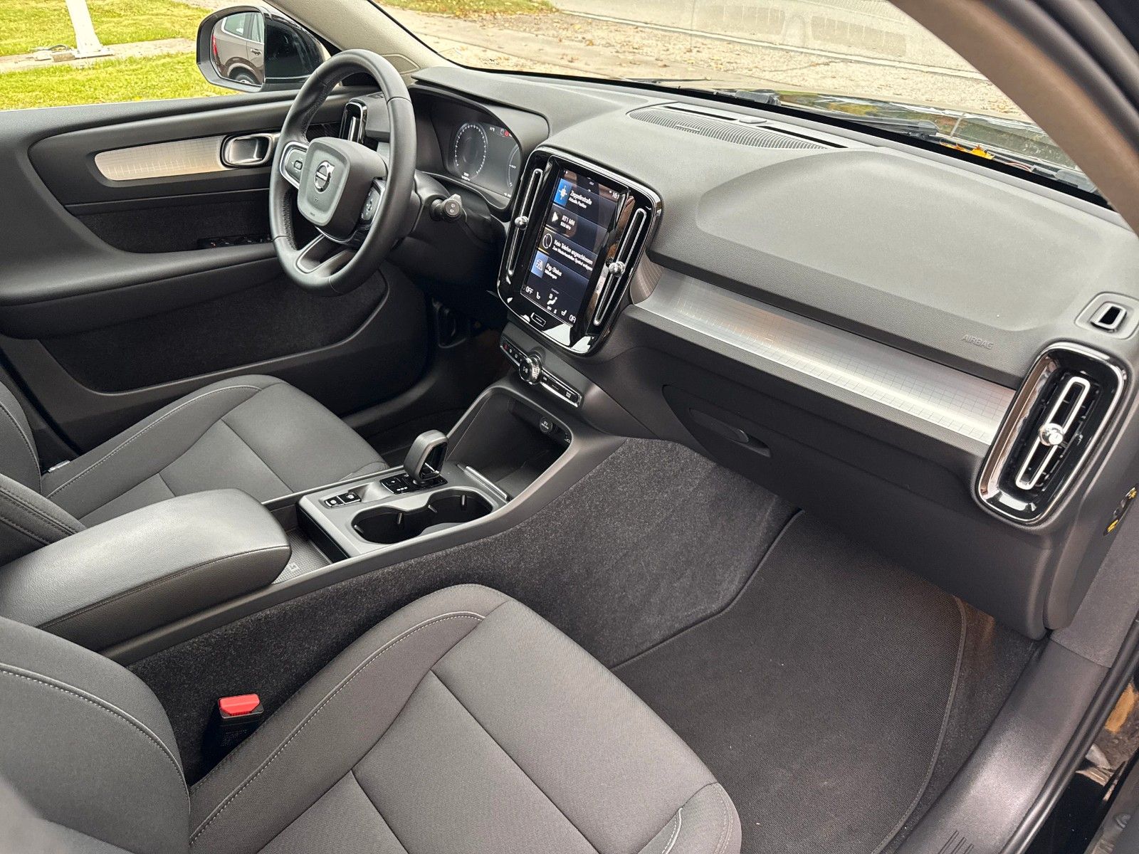 Fahrzeugabbildung Volvo XC 40 Core Recharge Plug-In, TEMPOMAT , AHK