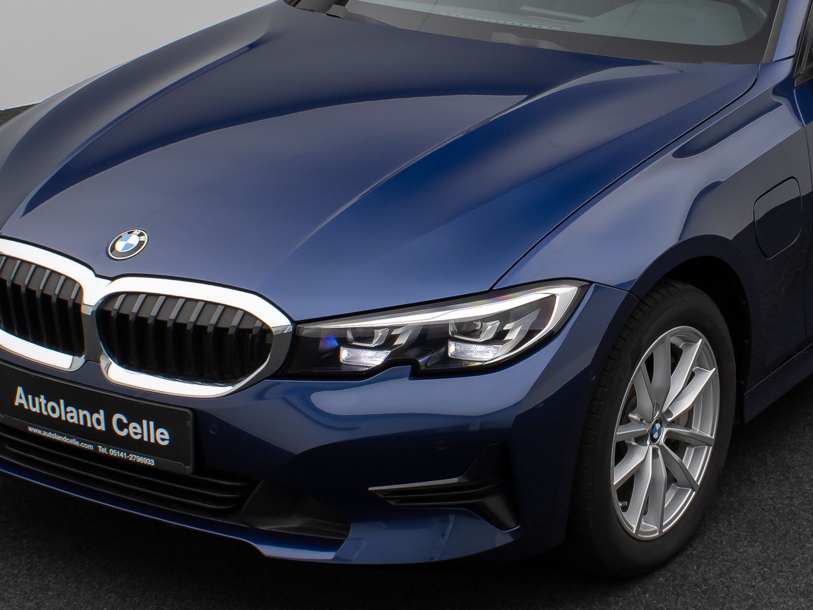 Fahrzeugabbildung BMW 330e CockPitPr Navi PDC Alarm Geschwindigkeitsre