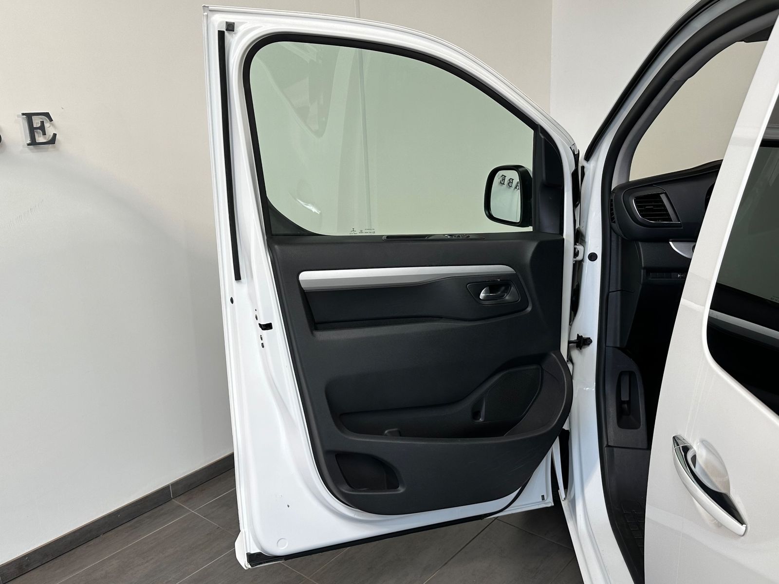 Fahrzeugabbildung Opel Zafira Life L2H1 2.0 Diesel NAV+PANORAMA+AHK+HUD