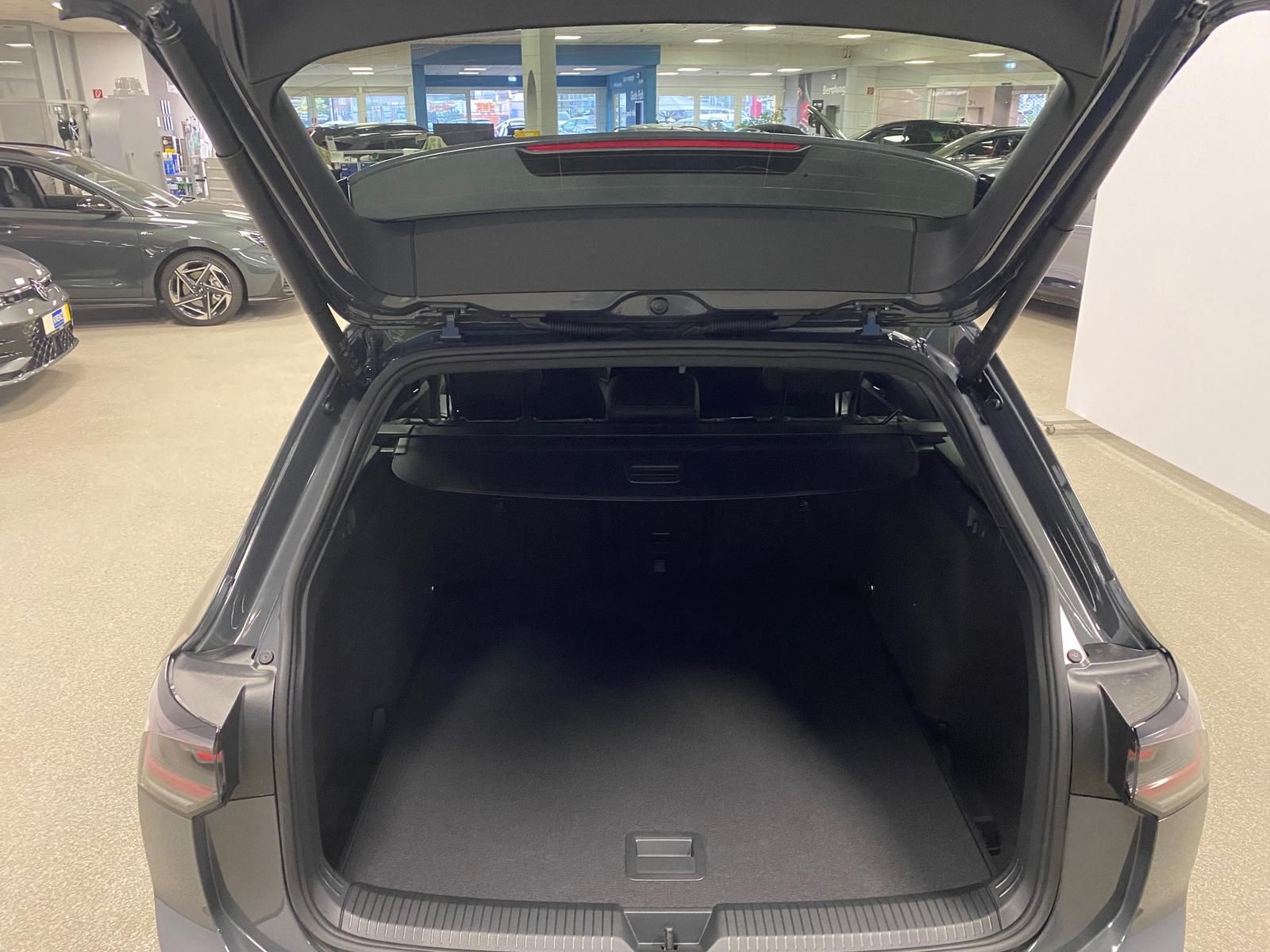 Fahrzeugabbildung Volkswagen Variant 2.0 TDI DSG R-Line BLACKSTY+MATRIX+5JGAR