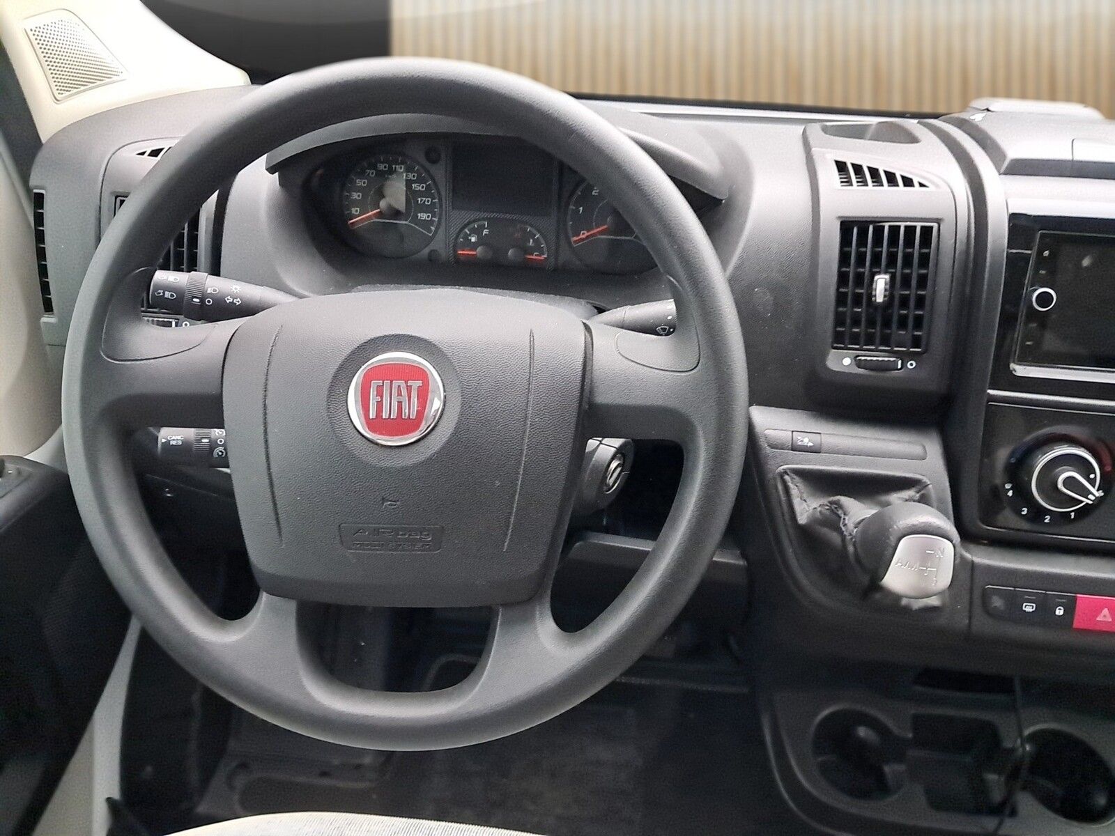 Fahrzeugabbildung Carado T 449 Markise,Sat,Fahrradträger, Radio, RFK