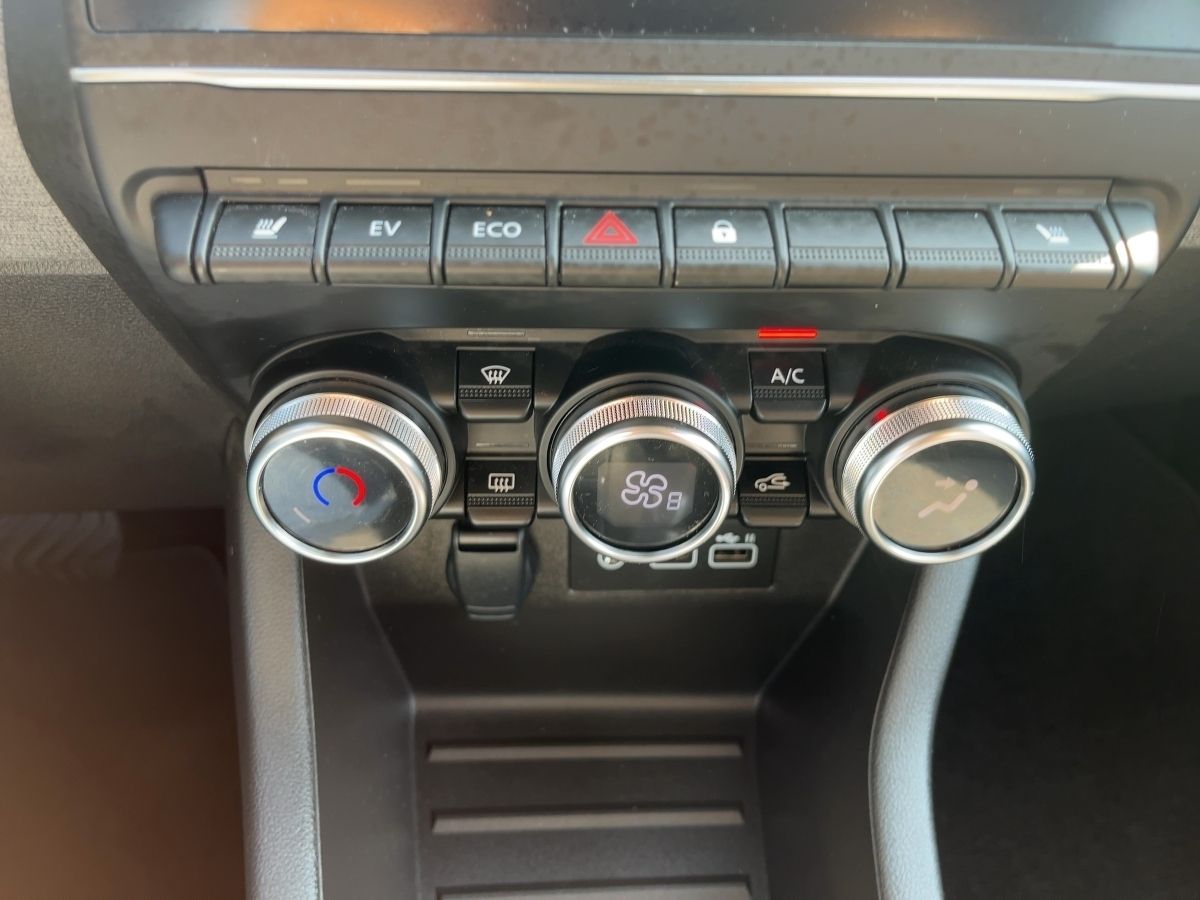 Fahrzeugabbildung Renault Clio Evolution Full Hybrid 145 SHZ - mit KI generiert/bearbeitet