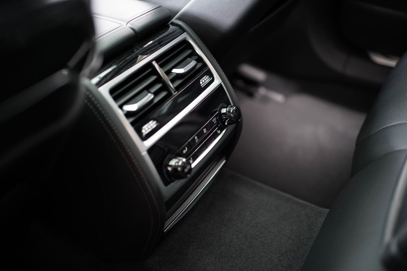 Fahrzeugabbildung BMW 750i xDrive +ferngest. Parken+Komfortsitze v&h++