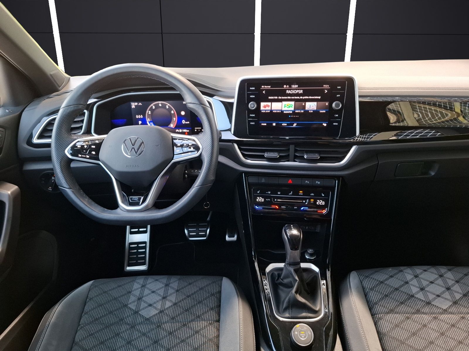 Fahrzeugabbildung Volkswagen T-Roc TSI R-Line DSG 4M Matrix Navi AID ACC Park