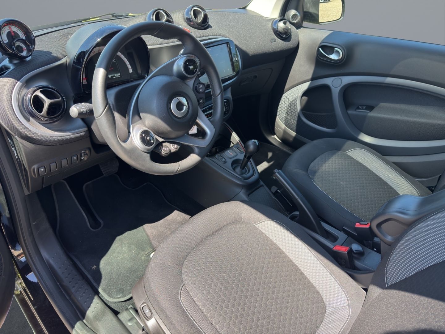 Fahrzeugabbildung Smart fortwo coupe electric drive EQ Panorama Soundsys