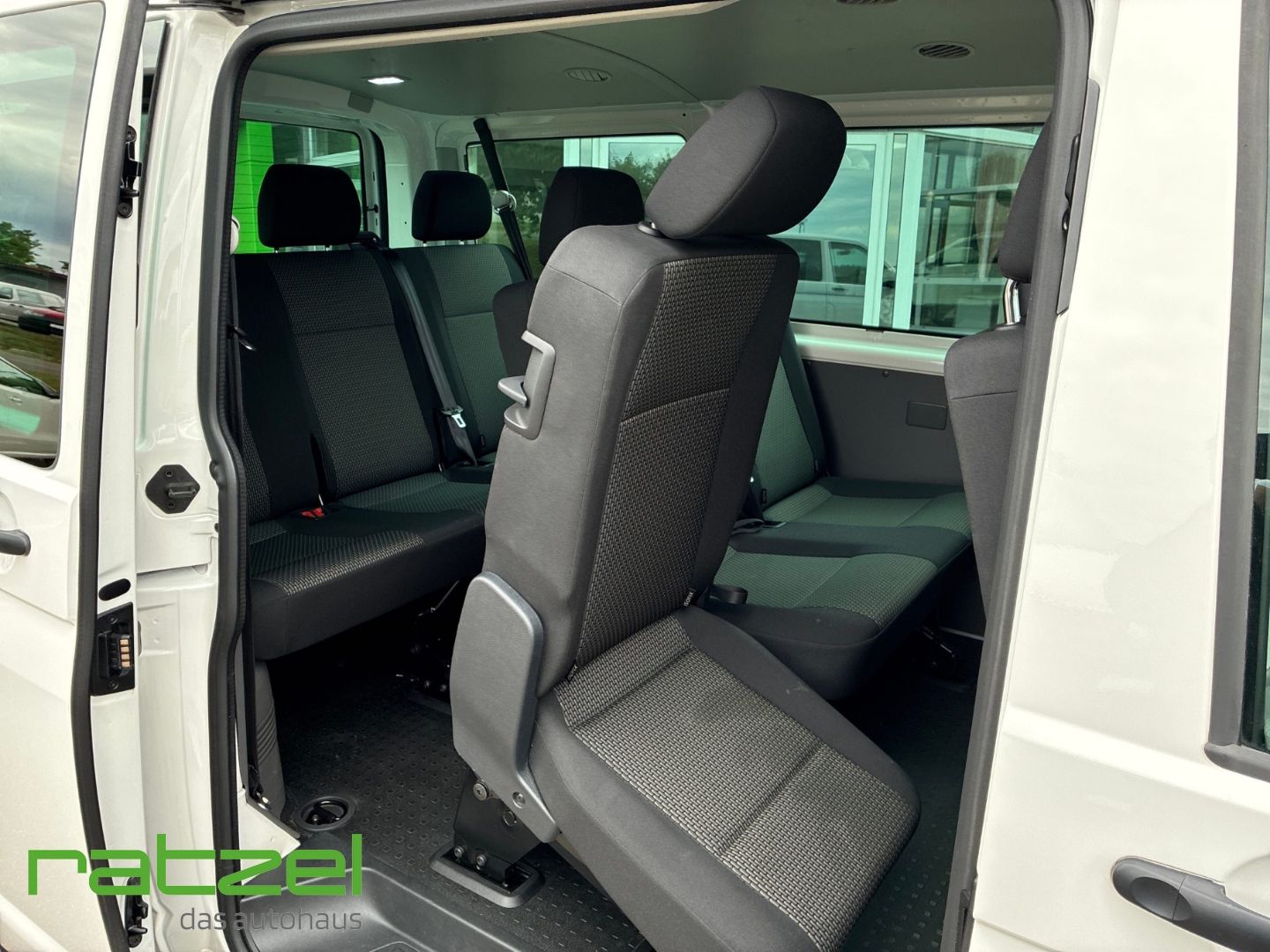 Fahrzeugabbildung Volkswagen T6.1 Kombi KR 2.0 TDI 9 Sitzer AHK DAB Park Dist
