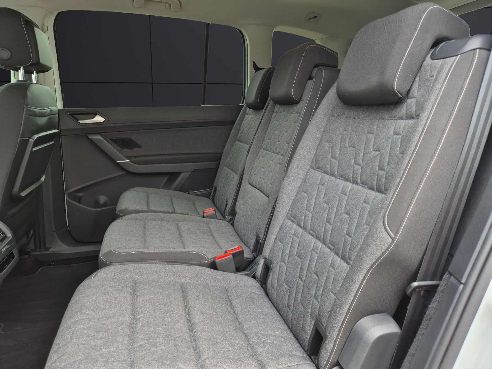 Fahrzeugabbildung Volkswagen Touran TSI Move 7-Si AHK Navi AID ACC PDC SH LM