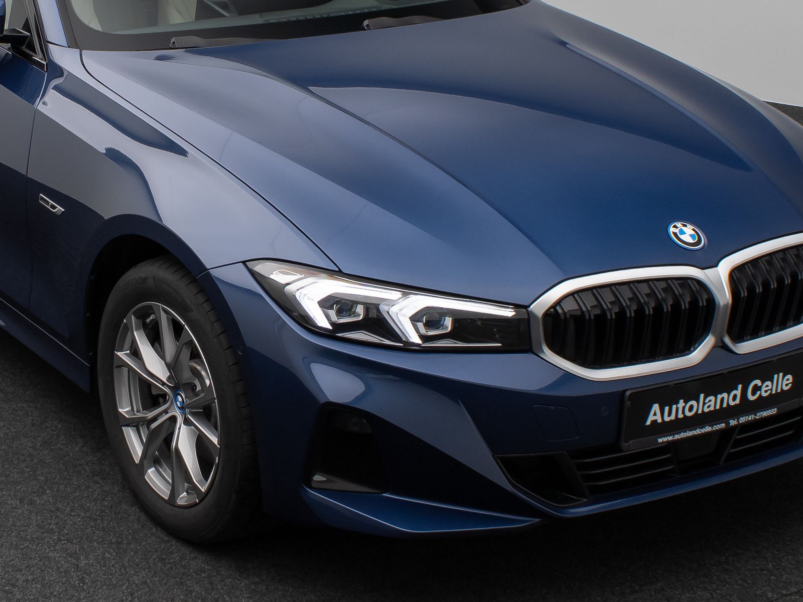 Fahrzeugabbildung BMW 330e xD Kamera HUD DAB HiFi Stop&Go AHK Sport