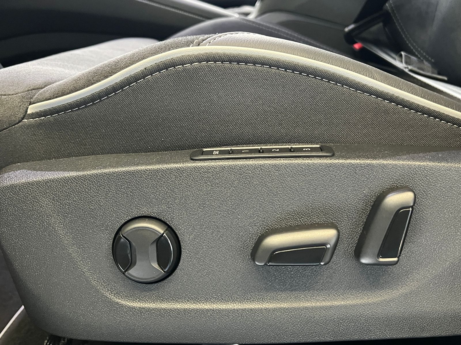Fahrzeugabbildung SKODA Enyaq 85x Sportline *AHK,Panorama,20"-LM-Felge*