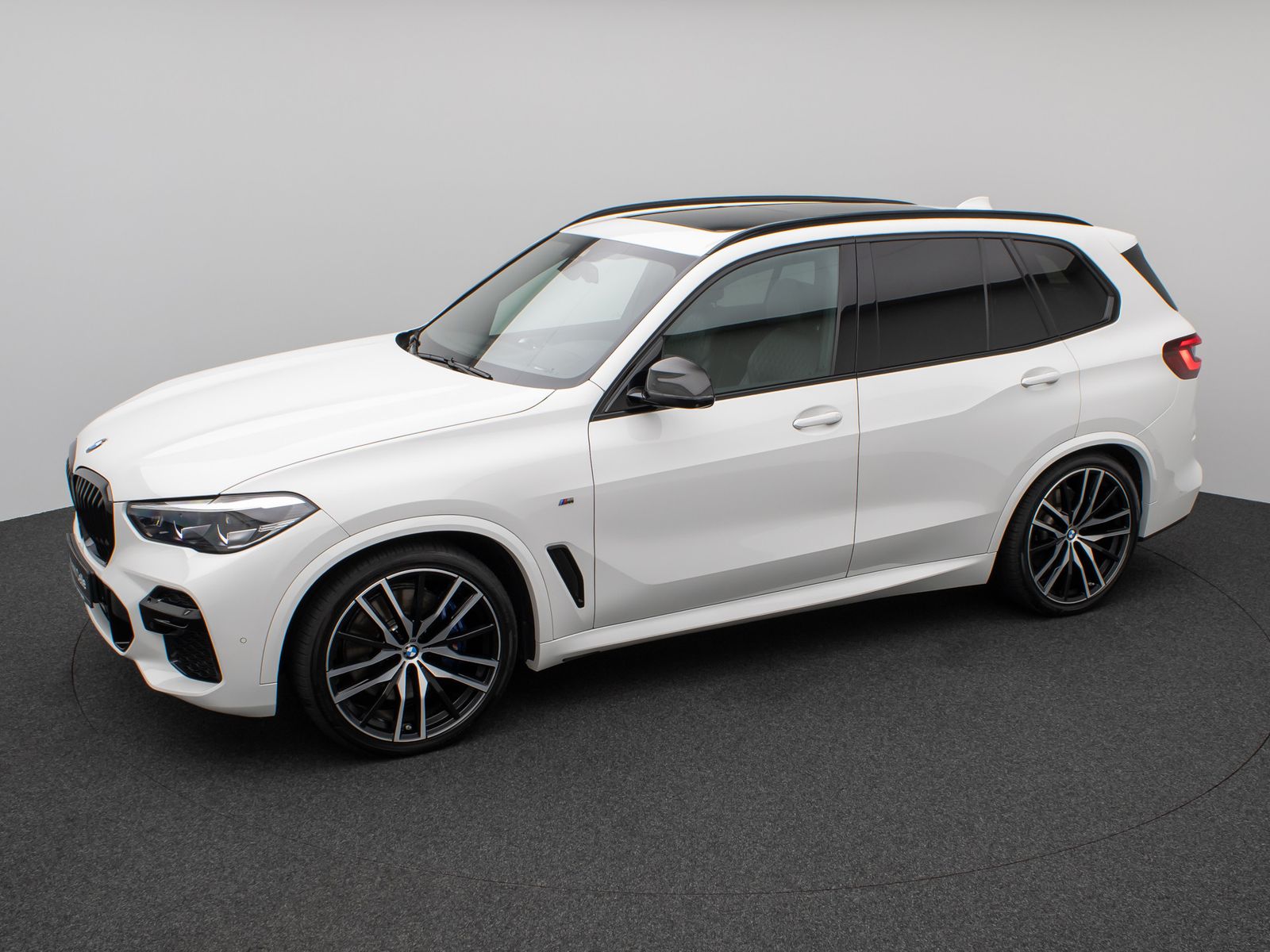 Fahrzeugabbildung BMW X5 M50i Panorama 360° HUD DAB H/K AHK Individual