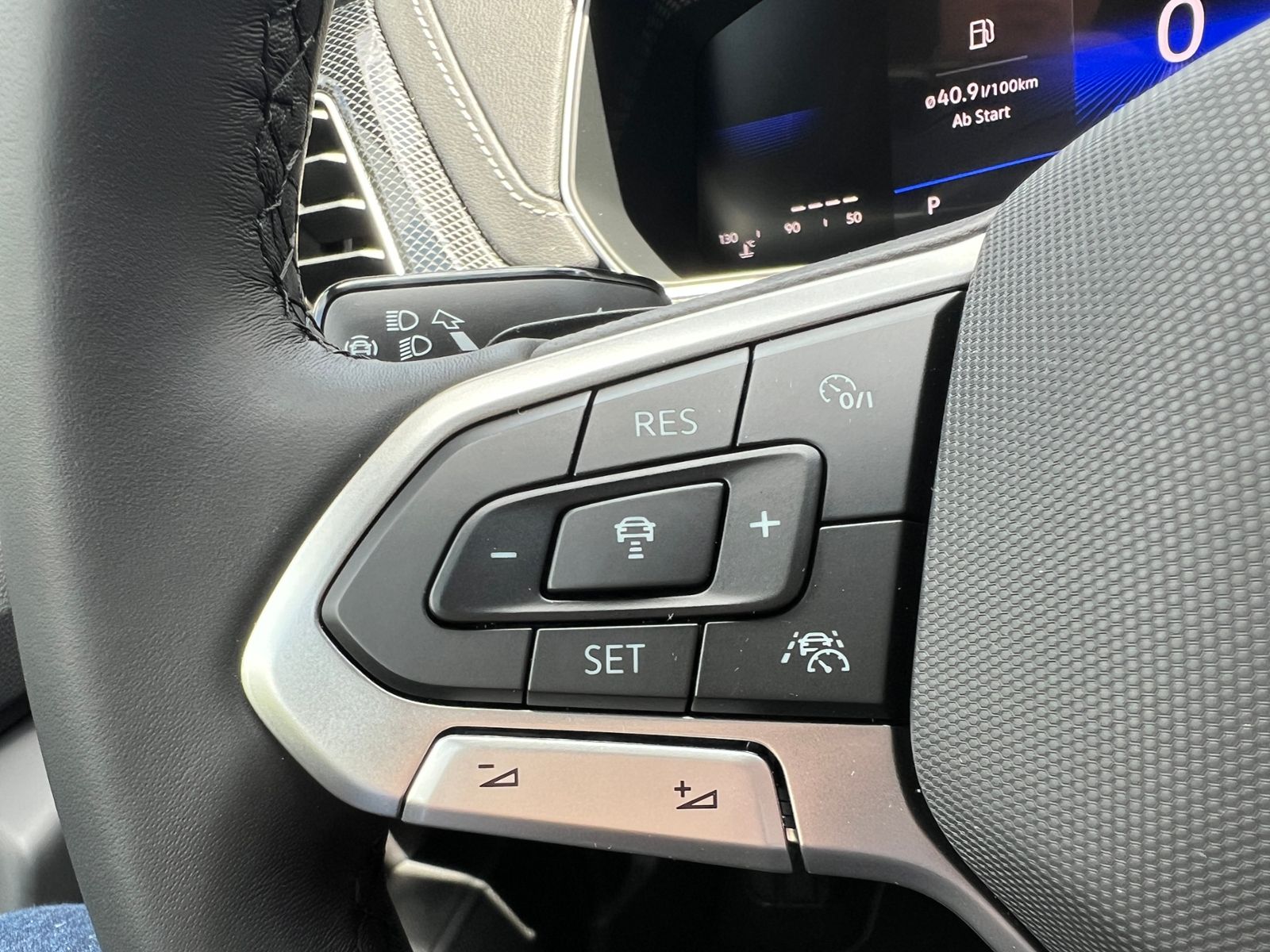 Fahrzeugabbildung Volkswagen T-Cross R-Line 1.5 TSI DSG *AHK,BlackStyle,Navi,